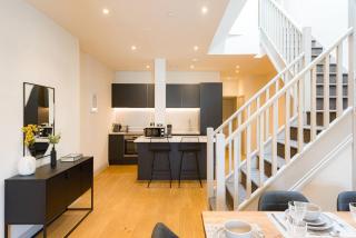Large Duplex Apartment with Free Parking - 2