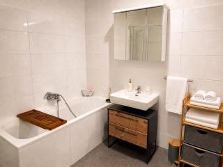 Elegant Apartment with Eurovision View - 50m to Stadthalle - 6