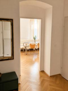 Elegant Apartment with Eurovision View - 50m to Stadthalle - 5