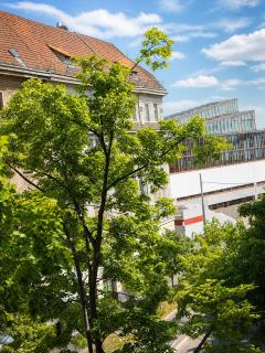 Elegant Apartment with Eurovision View - 50m to Stadthalle - 3