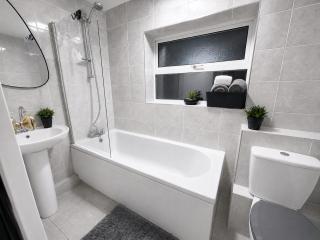 Barnsley Contractor Stay I Sleeps 6 I Parking - 4