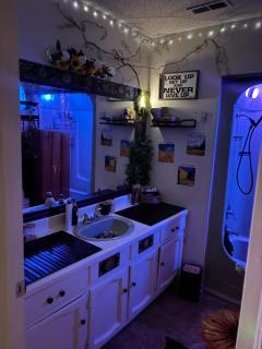 Van Gogh Stay Near UA Game Day Private Room - 1
