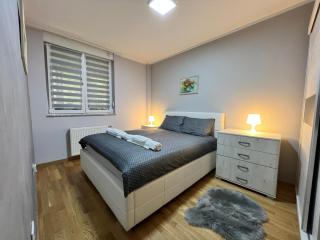 Cosy Home with Balcony, Netflix & Fast WiFi, Self Check-in - 9