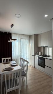 5 Min to Airport Apartment - 6