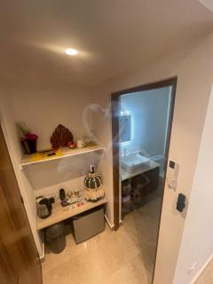 Private Suite, Walk to the Beach, Oceanview Rooftop Pool, Fast WiFi - 1