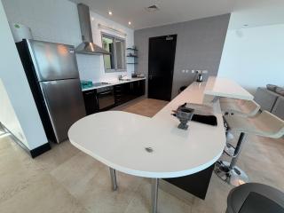 Elegant 5BR Villa with Private Pool & Private Beach Access Durrat Al Bahrain - 4