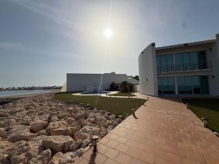 Elegant 5BR Villa with Private Pool & Private Beach Access Durrat Al Bahrain - 1