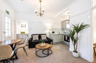 Coastal Nest - Cosy flat in Irvine town centre - 5 minute drive from beach - 1