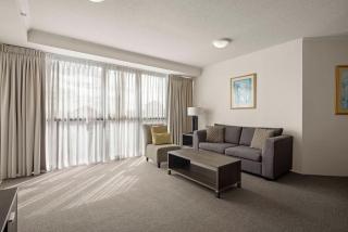 Coastal View Haven with Balcony in Surfers Paradise - 5