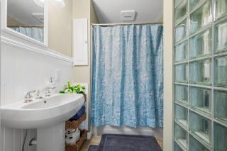 A Vintage home and walkable to Beach - 3