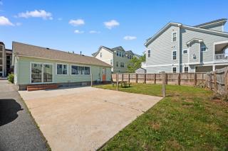 A Vintage home and walkable to Beach - 5