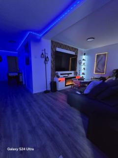 Beautiful Apartment with Board Games and massage Chair to Close to Downtown - 9
