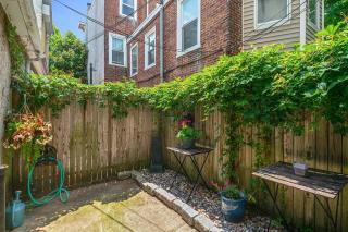 Cozy rowhouse in the quiet Fairmount neighborhood - 6