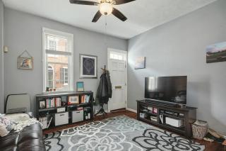 Cozy rowhouse in the quiet Fairmount neighborhood - 0