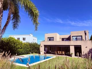 Casa con piscina en Estancias del Pilar, 3 dormitorios, jardín y parrilla - 0