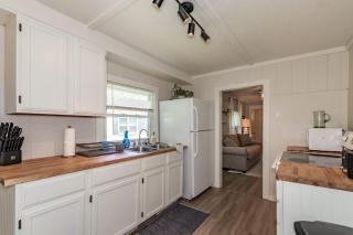 Fisherman's Cottage 3BR Lake Erie Retreat - 2