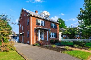 Big bright family home in town - 0