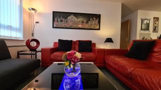 Cozy 2BD & 1BA City Centre Luxury with Free Parking - 4