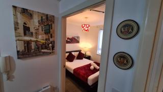 Cozy 2BD & 1BA City Centre Luxury with Free Parking - 2