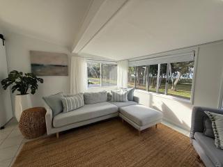 Sandy Lodge Steps to Beach Ocean Views Sleeps 6 AC WiFi Linen provided - 4