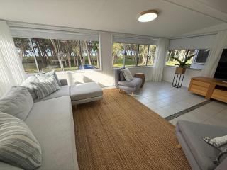 Sandy Lodge Steps to Beach Ocean Views Sleeps 6 AC WiFi Linen provided - 2