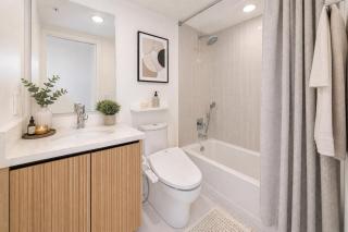 Modern Gastown 2BR Near Cruise Terminal - 1