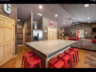 Stonewall Hideaway- Lots of Trailer Parking - 2
