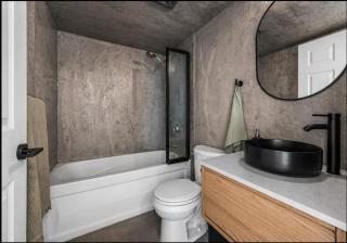 Luxury Condo Near High Park & Subway - 1