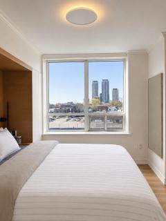 Luxury Condo Near High Park & Subway - 2