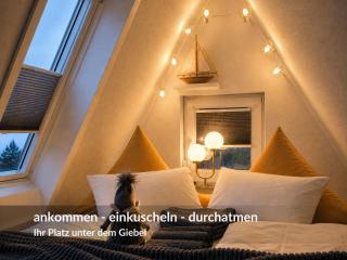Dree Gevels Huus - Exklusives Deichhaus mit 2 separaten Fewo für 6 Personen - 350 m zur Nordsee - Gartenstrand, Sauna & Kamin - E-Ladestation - 4