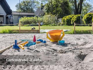 Dree Gevels Huus - Exklusives Deichhaus mit 2 separaten Fewo für 6 Personen - 350 m zur Nordsee - Gartenstrand, Sauna & Kamin - E-Ladestation - 6