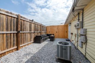 Sunset Shores Retreat, 6 minute WALK to the Beach - 7