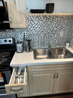 Bright and cozy 1B1B Suite Near YVR, DT, Free parking and Private Entrance - 9