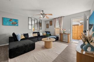 Sunset Shores Retreat, 6 minute WALK to the Beach - 8