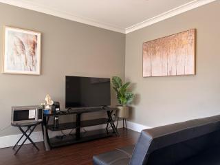 Bright and cozy 1B1B Suite Near YVR, DT, Free parking and Private Entrance - 0