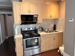 Bright and cozy 1B1B Suite Near YVR, DT, Free parking and Private Entrance - 1