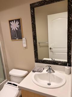 Bright and cozy 1B1B Suite Near YVR, DT, Free parking and Private Entrance - 6