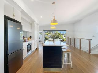 3-Bed Coastal Getaway with Direct Beach Access - 5