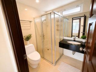 MONTHLY ONLY Bright 1BR Condo with Office, Walk to Beach & 3 Pools - 3