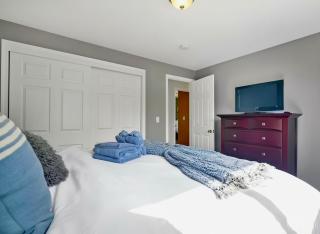 Rainier Beach 6BR and 3BA Spacious Lake View Home, 15min FIFA World Cup Ready, Fireplaces & Nearby Amenities - 9