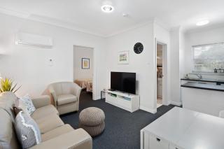 Charming 2-Bedroom Holiday Retreat with Pool - 4
