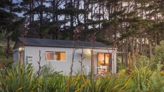 Couple Getaway in Idyllic Bethells Beach - Te Henga - 0