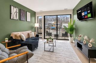 Stay in Little Italy BalconyParkingKingBedWD - 2