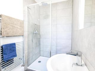 Spacious new 2-Bed - Walk to Station - Fast Wi-Fi - 4