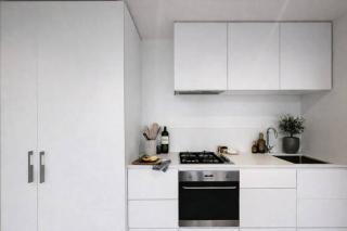Elegant 2BR CBD Apartment with Balcony, Pool, Gym, Sauna & Fast WiFi near Queen Victoria Market - 4