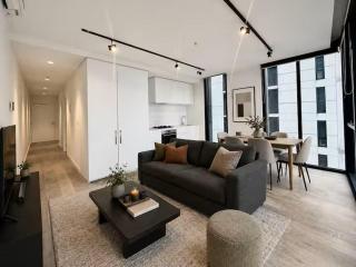 Elegant 2BR CBD Apartment with Balcony, Pool, Gym, Sauna & Fast WiFi near Queen Victoria Market - 2