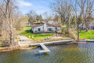 Fox Lake Retreat Dock, Hot Tub, Sauna & Gameroom - 8