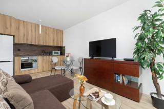Przytulny Apartament z Balkonem Blisko Centrum Gliwic by Noclegi Renters - 4