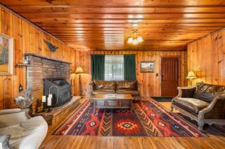 Cozy Cabin in the Pines w Grill Outdoor Dining - 9