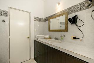 Spacious Double Bedroom with Pool, Gym & Terrace 2 - 1